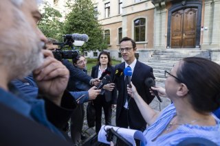 L'Avocat de l'Etat du Valais Gilles Monnier parle aux journalistes devant le Tribunal cantonal du Valais lors du verdict du proces en appel de l'encaveur Cedric Flaction ce mardi, 16 septembre 2025 a Sion. (KEYSTONE/Cyril Zingaro)